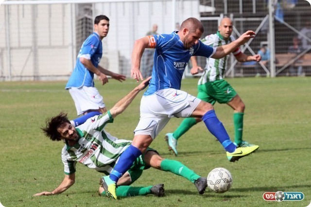 משחק הקרבה בהגנה. אייזנקוט מתקל את כנאפו (רועי אסרף)